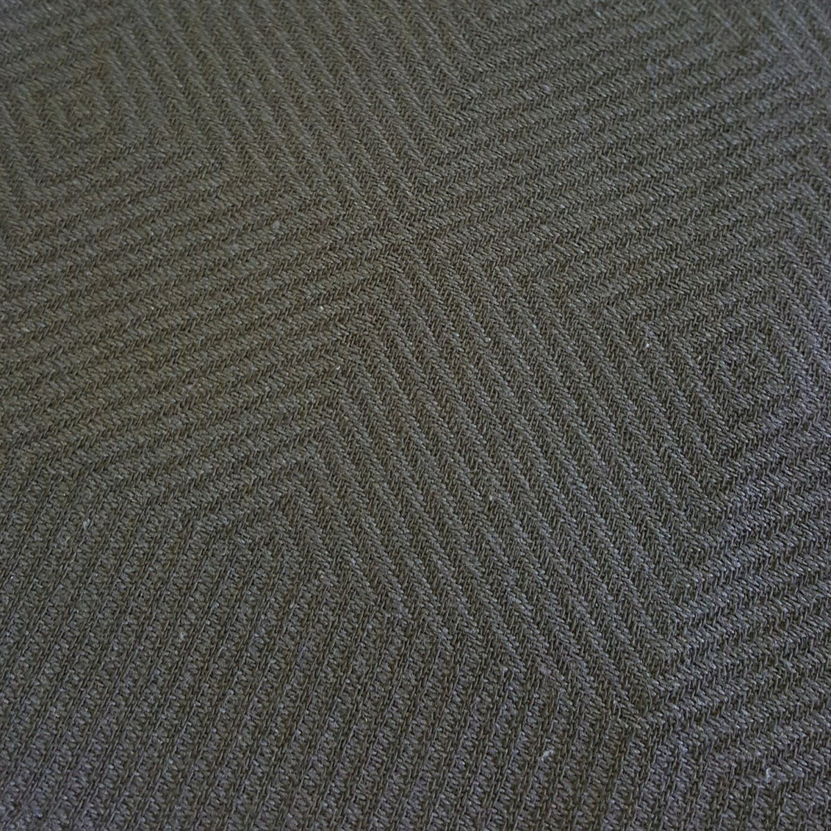 525437